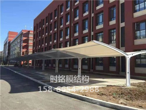 膜結構停車棚